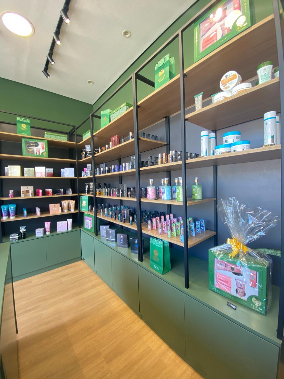 Prateleiras da loja Keitha com cosméticos expostos